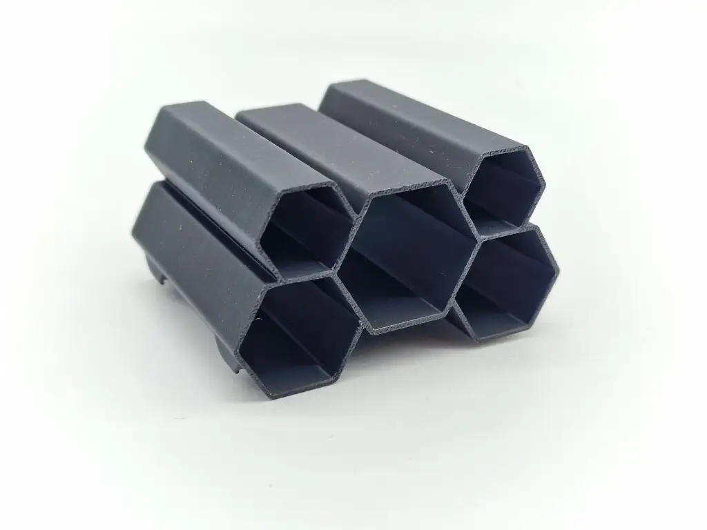 krebshöhle 5er aus dem 3d drucker außerhalb vom Aquarium fotografiert